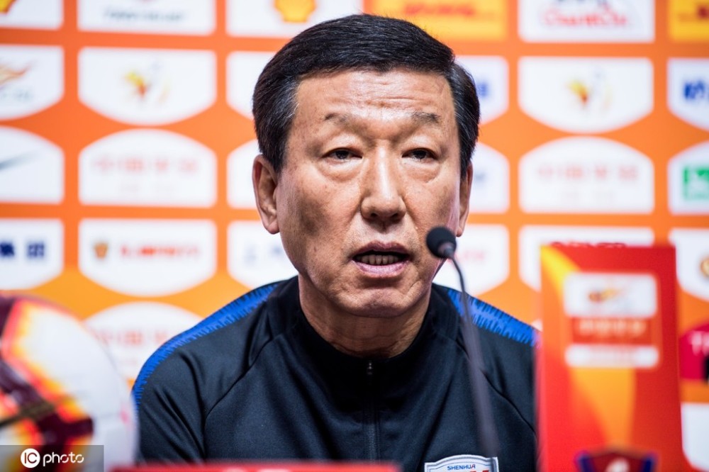  波尔图vs阿卡罗主裁判接电话照片 