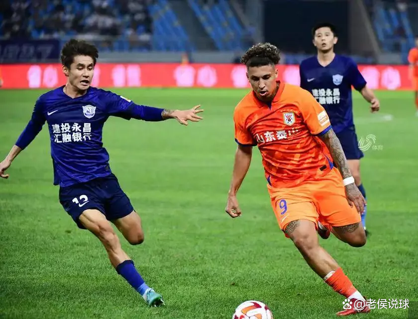  波尔图vs阿卡罗主裁判接电话照片 